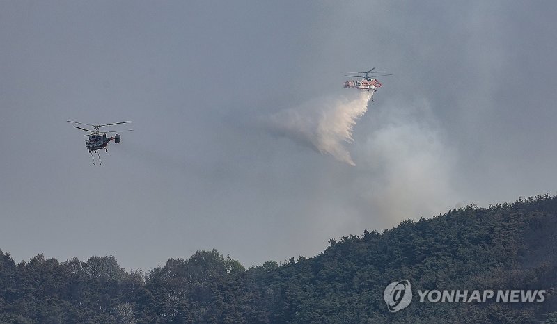 쉴 새 없는 산불 진화 헬기 (출처=연합뉴스)