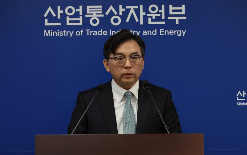 [세종=뉴시스] 강종민 기자 = 박정성 산업통상자원부 무역투자실장이 1일 세종시 정부세종청사에서 2025년 3월 수출입 동향을 발표하고 있다. 2025.04.01. ppkjm@newsis.com