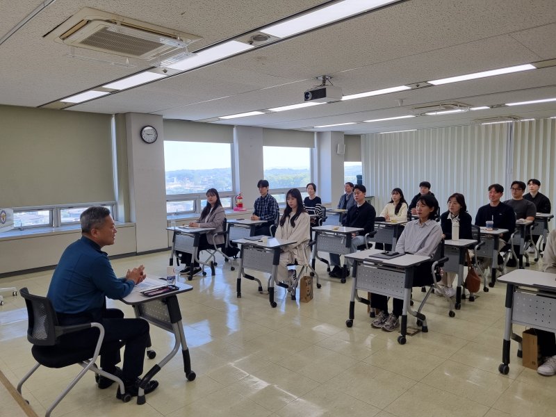 [청주=뉴시스] 30일 충북경찰청 교육센터에서 김진태(왼쪽) 충북청 생활안전부장이 직원 20여명을 대상으로 '신입 학교전담경찰관 직무교육'을 진행하고 있다. (사진=충북경찰청 제공) 2025.04.30. photo@newsis.com