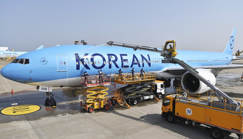 24일 오전 인천 중구 인천국제공항 대한항공 격납고에서 직원들이 봄을 맞아 항공기 동체를 세척하고 있다. 이날 세척한 항공기는 보잉 777-300ER 기종으로 대한항공의 새 도장이 적용된 기체다. (공동취재) ⓒ News1 장수영 기자