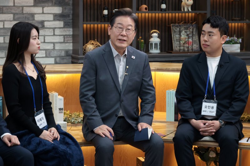 이재명 더불어민주당 대통령 후보가 30일 오후 서울 구로구의 한 스튜디오에서 열린 '슬기로운 퇴근생활' 직장인 간담회에서 참가자들과 직장인의 고충에 대해 이야기를 나누고 있다. 2025.4.30/뉴스1 ⓒ News1 국회사진취재단