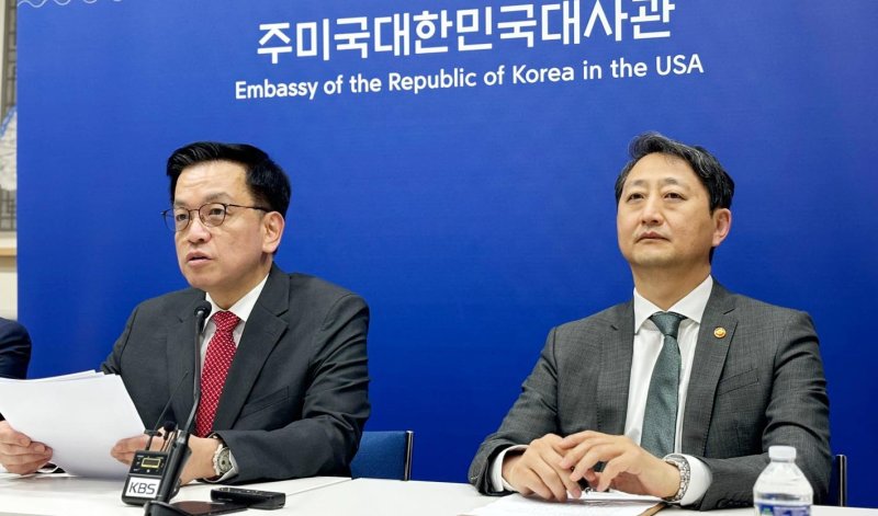 [워싱턴=뉴시스] 이윤희 특파원 = 최상목 부총리 겸 기획재정부 장관이 지난 24일(현지 시간) 미국 워싱턴D.C. 주미대사관에서 안덕근 산업통상자원부 장관과 함께 한-미 2+2 통상협의(Trade Consultation) 관련 합동브리핑을 하고 있다. 2025.05.01. sympathy@newsis.com