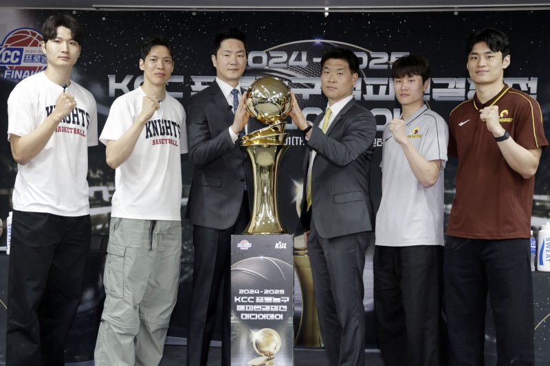 [서울=뉴시스] 최동준 기자 = 1일 서울 강남구 KBL센터에서 열린 2024-2025 KCC 프로농구 챔피언결정전 미디어데이에서 양팀 감독과 선수들이 기념촬영을 하고 있다.왼쪽부터 서울 SK 안영준, 김선형, 전희철 감독, 창원 LG 조상현 감독, 양준석, 유기상. 2025.05.01. photocdj@newsis.com