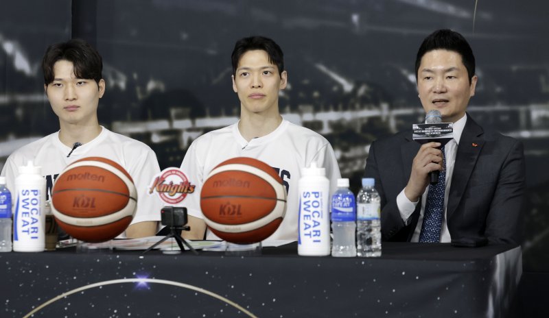 [서울=뉴시스] 최동준 기자 = 1일 서울 강남구 KBL센터에서 열린 2024-2025 KCC 프로농구 챔피언결정전 미디어데이에서 서울 SK 전희철 감독이 각오를 밝히고 있다. 2025.05.01. photocdj@newsis.com