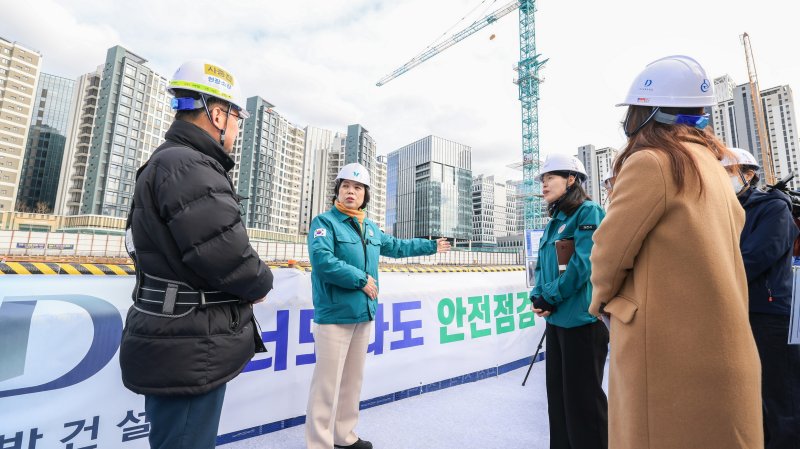 [과천=뉴시스] 신계용 과천시장이 지난 3월 대규모 굴착공사 현장을 점검하고 있다. (사진=과천시 제공).2025.05.01.photo@newsis.com