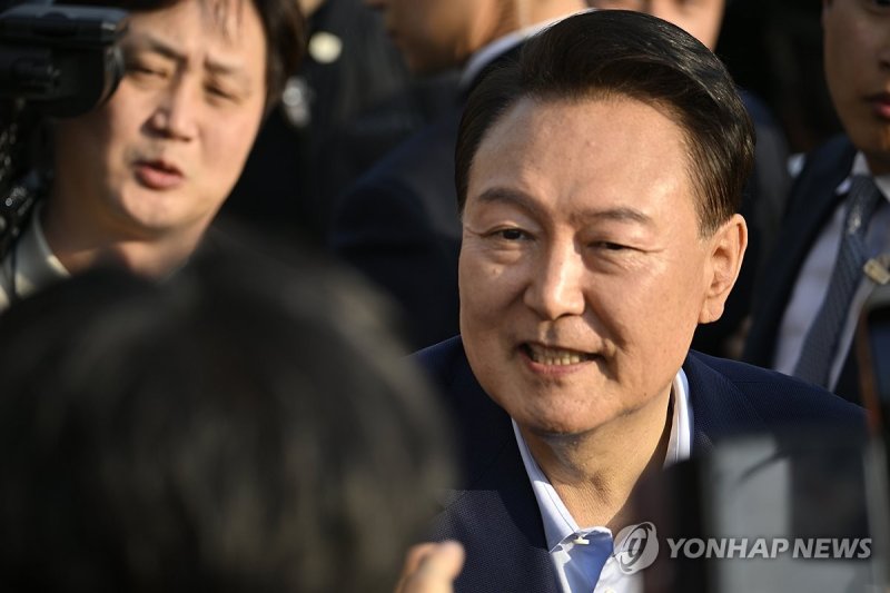 관저 나와 지지자들과 인사하는 윤 전 대통령 (출처=연합뉴스)