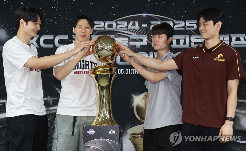 프로농구 챔피언결정전 미디어데이 기념촬영하는 선수들 (출처=연합뉴스)