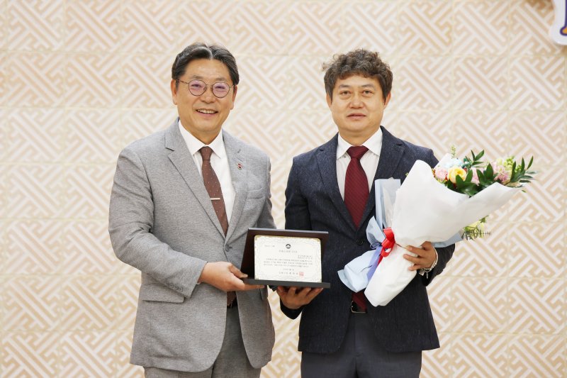 [김해=뉴시스]유니버셜오일 손인호 대표(사진 오른편), 김해 CEO상 수상. (사진=김해시 제공). 2025.05.01. photo@newsis.com