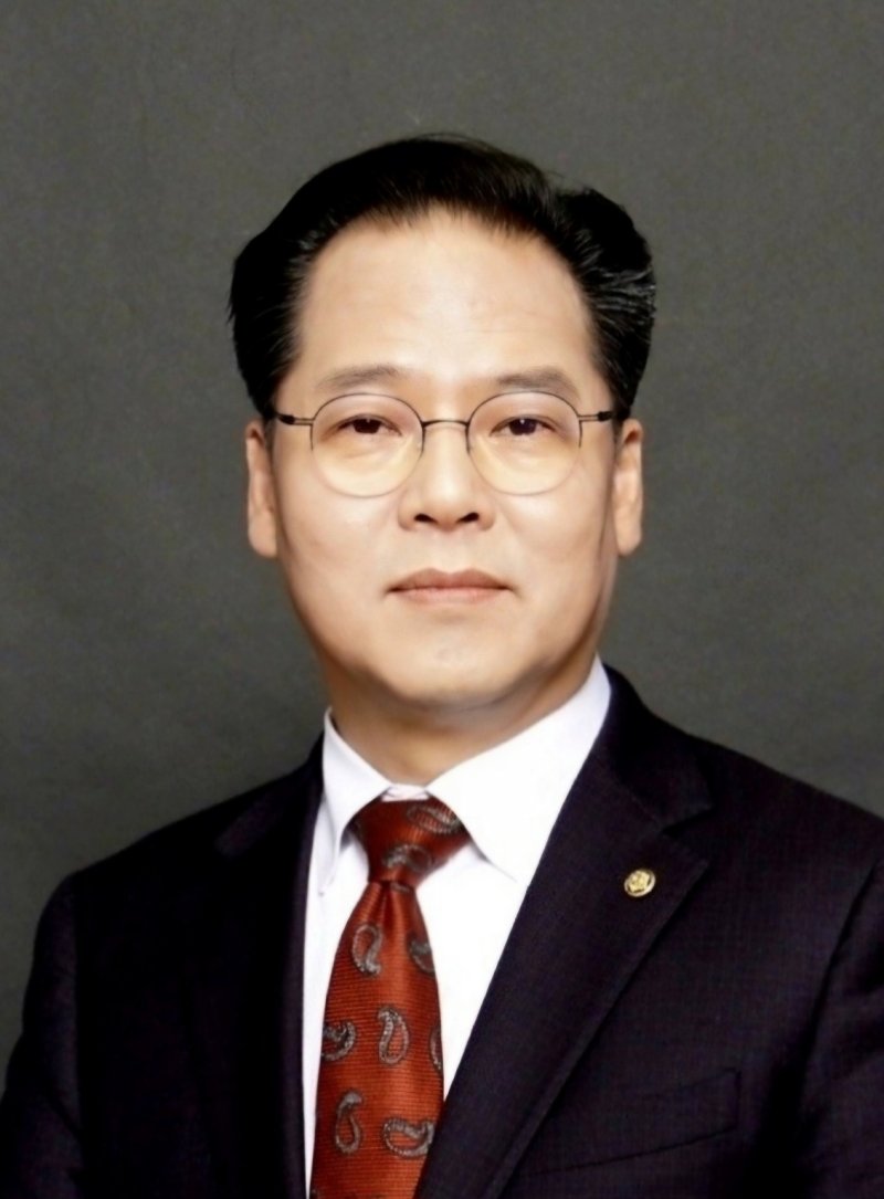 [완주=뉴시스]윤난슬 기자 = 전북 완주군학교운영위원장협의회는 신임 회장에 김도영 예원예술대학교 교수(전주예술고등학교 운영위원장)가 선출됐다고 1일 밝혔다.(사진=협의회 제공)