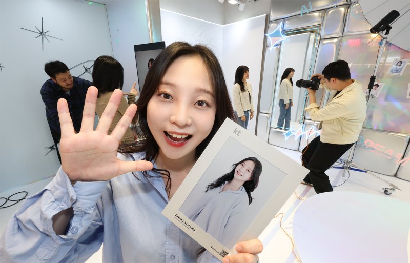 고객들이 KT 홍대 애드샵 플러스에 ‘AI 체험존’에서 나만의 드림 프로필 사진을 촬영하는 모습 (KT 제공)