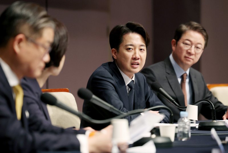 [서울=뉴시스] 김진아 기자 = 이준석 개혁신당 대통령 후보가 30일 서울 중구 프레스센터에서 열린 관훈토론회에서 발언을 하고 있다. 2025.04.30. bluesoda@newsis.com