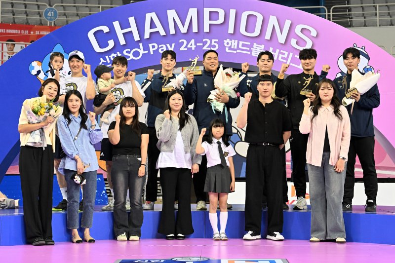 H리그에선 선수는 물론 가족과 팬들도 함께 단체사진을 찍는다.(KOHA 제공)