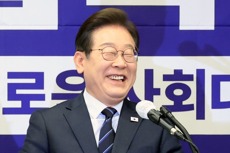 "강제 결혼은 들어봤어도, 강제 단일화..." 웃참 실패한 이재명