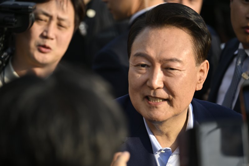 윤석열 전 대통령이 지난달 11일 서울 용산구 한남동 대통령 관저를 떠나 서초동 사저로 이동하며 지지자들과 인사를 나누고 있다. 사진=뉴시스