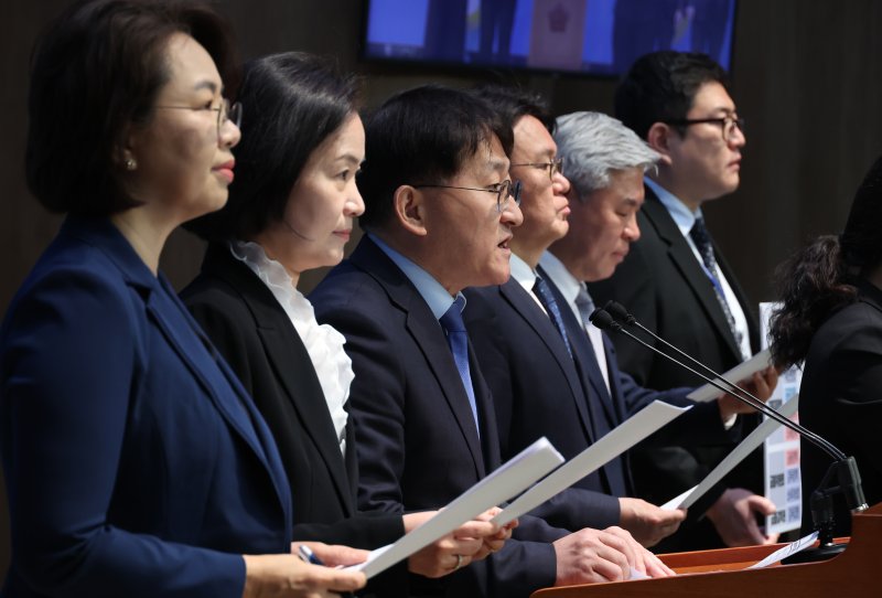 [서울=뉴시스] 고승민 기자 = 조국혁신당 황운하 원내대표, 차규근 등 의원들이 30일 서울 여의도 국회 소통관에서 기획재정부 개혁 방안 관련 기자회견을 하고 있다. 2025.04.30. kkssmm99@newsis.com