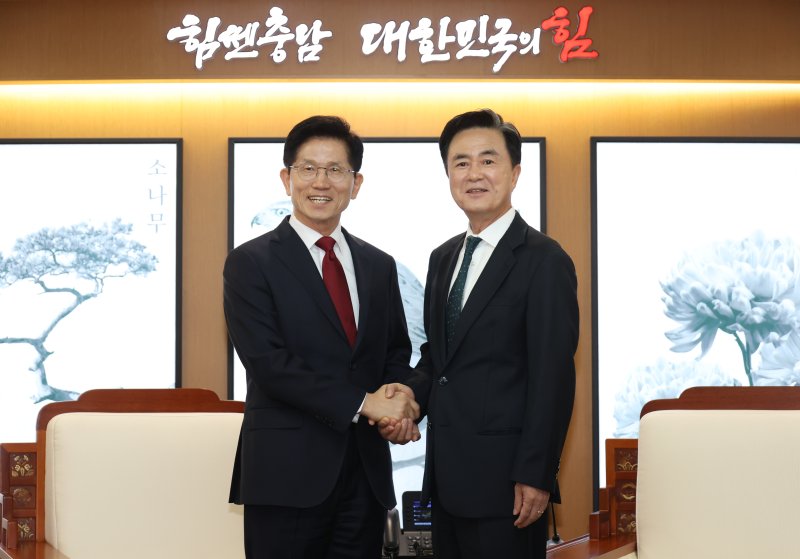 [홍성=뉴시스] 고승민 기자 = 김문수 국민의힘 대선 경선 후보가 1일 충청남도청을 찾아 김태흠 지사와 환담을 하기 전 악수하고 있다. 2025.05.01. kkssmm99@newsis.com