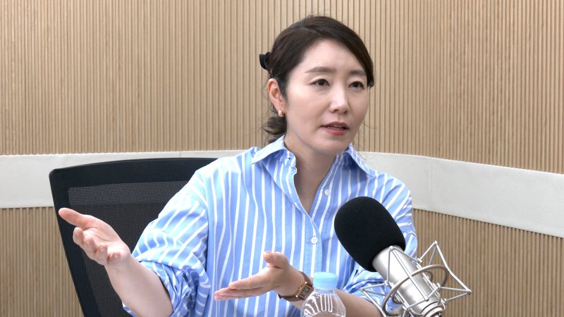 강선우 더불어민주당 의원이 1일 뉴스1TV '팩트앤뷰'에 출연해 질문에 답하고 있다.