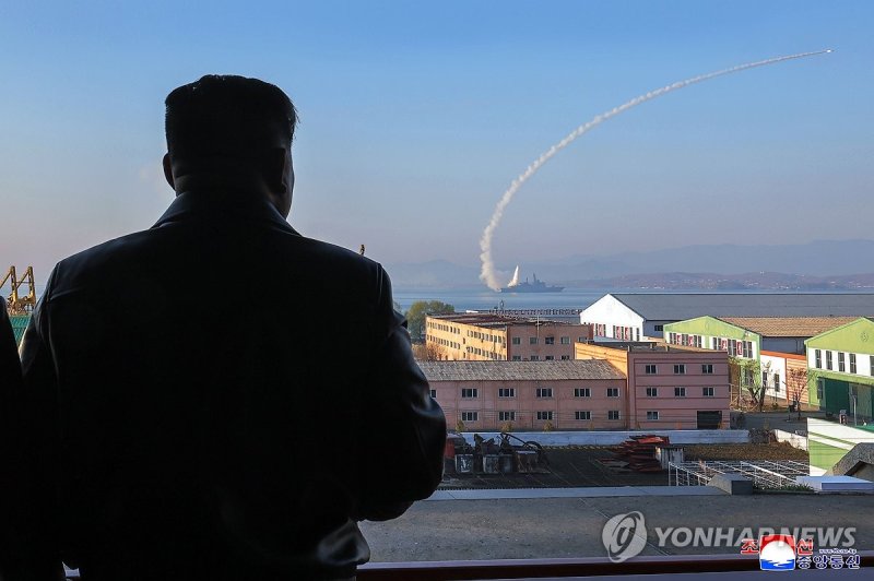 북, 최현호 첫 무장 시험사격…김정은 "해군 핵무장화 가속화" (출처=연합뉴스)