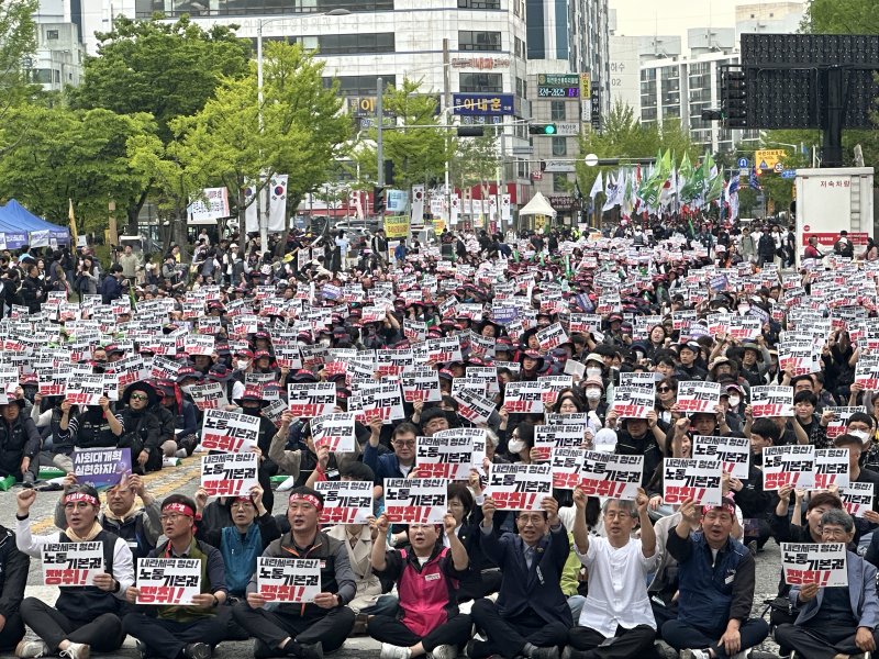 [대전=뉴시스] 김도현 기자 = 전국민주노동조합총연맹 대전본부가 1일 오전 11시 대전 서구 둔산동 대전시청 남문 앞 도로에서 내란세력 청산과 사회대개혁을 위한 투쟁을 외치고 있다. 2025.05.01. kdh1917@newsis.com