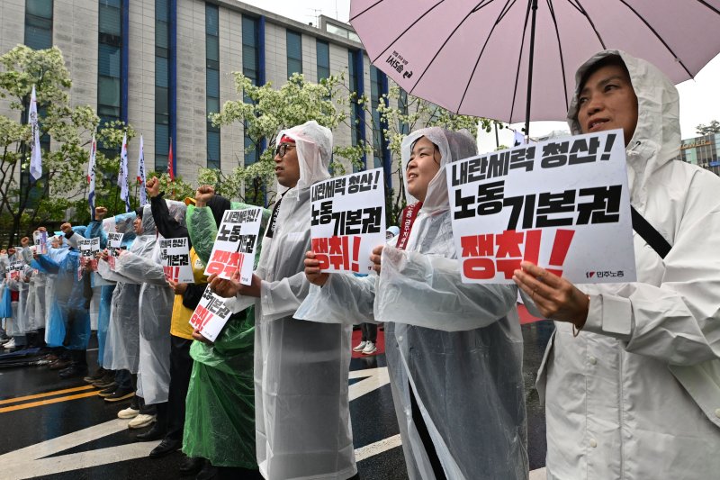 [광주=뉴시스] 이영주 기자 = 민주노총광주본부와 산별노조들이 근로자의 날(노동절)인 1일 오후 광주 서구 광주시청 앞에서 2025 세계노동절 광주대회를 열어 구호를 외치고 있다. 2025.05.01. leeyj2578@newsis.com