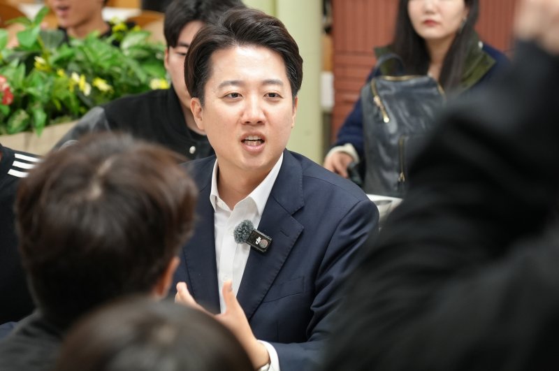 이준석 개혁신당 대통령 후보가 1일 서울 동대문구 한국외국어대학교에서 학생들과 학식을 먹으며 대화하고 있다. (이준석 캠프 제공. 재판매 및 DB 금지) 2025.5.1/뉴스1 ⓒ News1 김민지 기자
