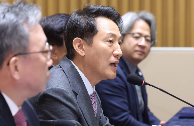 [서울=뉴시스] 추상철 기자 = 오세훈 서울시장이 25일 오전 서울 중구 서울시청에서 열린 서울배달+ 땡겨요 활성화를 위한 '서울배달+ 가격제' 치킨프랜차이즈 도입 상생 협약식에서 인사말을 하고 있다. 2025.04.25. scchoo@newsis.com