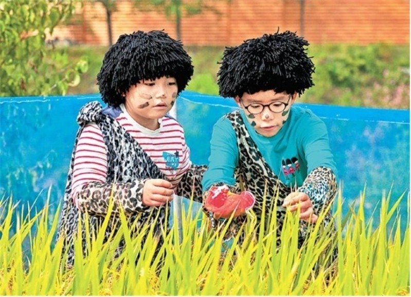 메뚜기 잡기 체험하는 어린이들 (출처=연합뉴스)