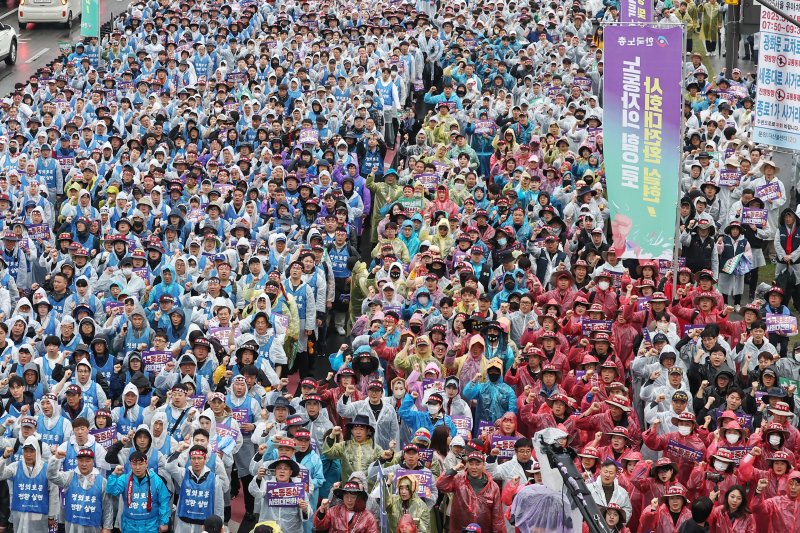 한국노총 조합원들이 1일 오후 서울 종로구 동십자각 일대에서 열린 '제135주년 세계노동절 전국노동자대회'에서 구호를 외치고 있다. 2025.5.1/뉴스1 ⓒ News1 민경석 기자