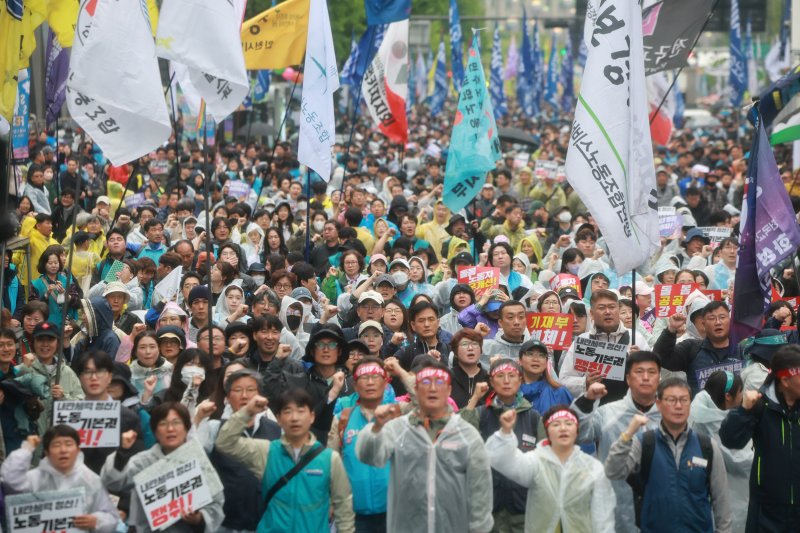 민주노총 조합원들이 1일 오후 서울 숭례문 앞에서 가진 2025 세계 노동절 대회에서 구호를 외치고 있다.2025.5.1/뉴스1 ⓒ News1 김진환 기자