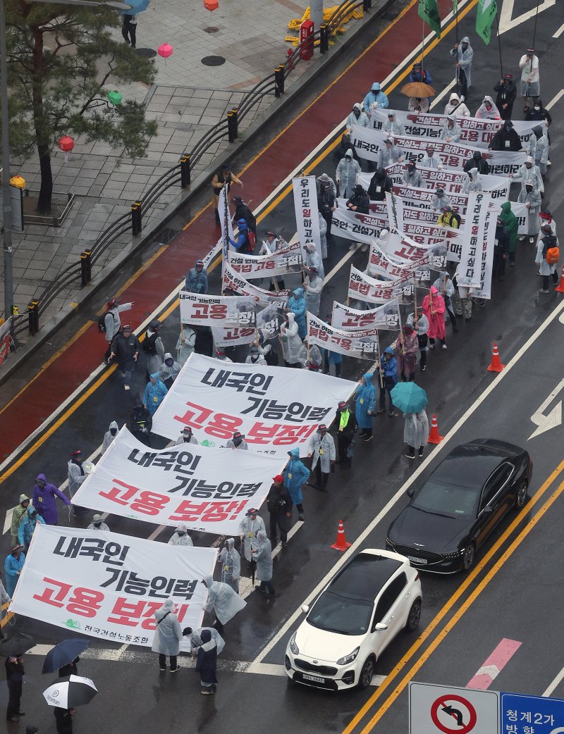 민주노총 건설산업연맹 전국건설노동조합 노조원들이 근로자의 날인 1일 오후 서울 중구 숭례문을 출발해 종로1가 방향으로 행진하고 있다. 건설노조는 건설노동자에 대한 고용 안정 대책 마련을 촉구하며 노동절 대행진을 진행했다. 2025.5.1/뉴스1 ⓒ News1 박정호 기자