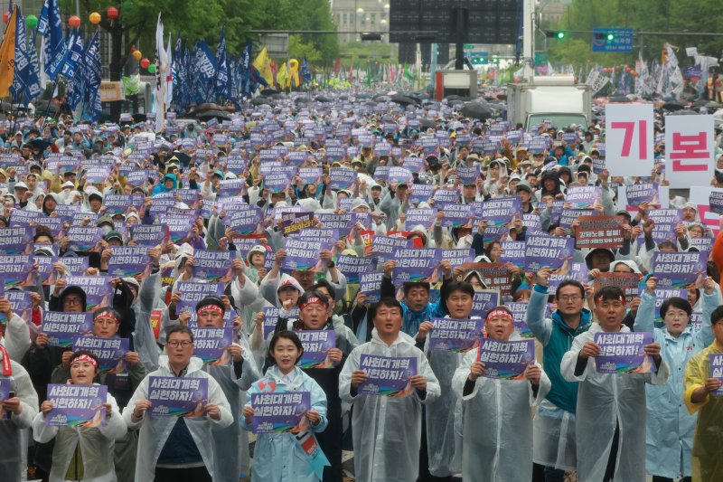 민주노총 조합원들이 1일 오후 서울 종로구 숭례문 인근에서 가진 2025 세계 노동절 대회에서 구호를 외치고 있다. 2025.5.1/뉴스1 ⓒ News1 김진환 기자