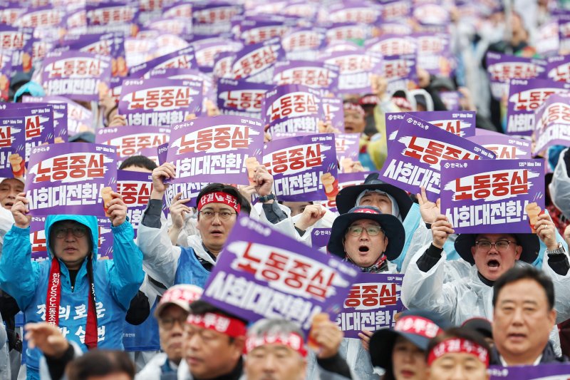 한국노총 조합원들이 1일 오후 서울 종로구 동십자각 일대에서 열린 '제135주년 세계노동절 전국노동자대회'에서 구호를 외치고 있다. 2025.5.1/뉴스1 ⓒ News1 민경석 기자