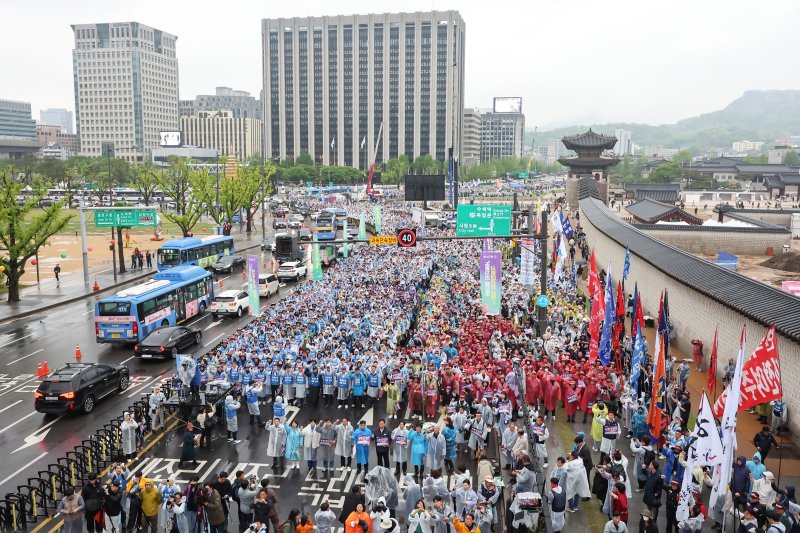 한국노총 조합원들이 1일 오후 서울 종로구 동십자각 일대에서 열린 '제135주년 세계노동절 전국노동자대회'에서 구호를 외치고 있다. 2025.5.1/뉴스1 ⓒ News1 민경석 기자