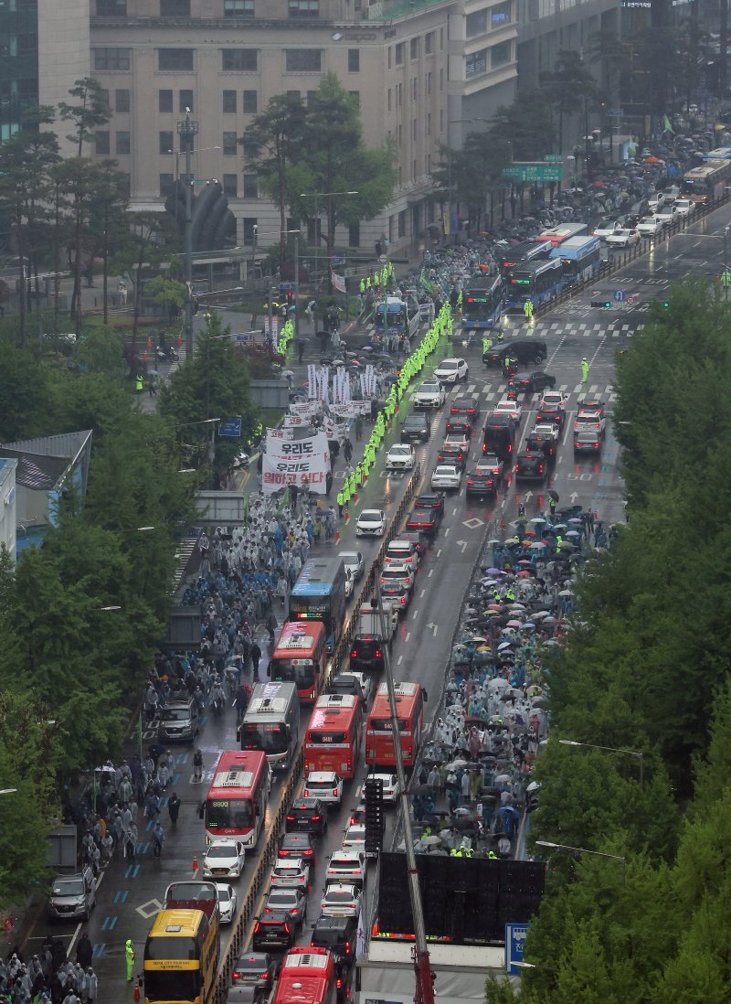 민주노총 건설산업연맹 전국건설노동조합 노조원들이 근로자의 날인 1일 오후 서울 중구 숭례문을 출발해 종로1가 방향으로 행진하고 있다. 건설노조는 건설노동자에 대한 고용 안정 대책 마련을 촉구하며 노동절 대행진을 진행했다. 2025.5.1/뉴스1 ⓒ News1 박정호 기자
