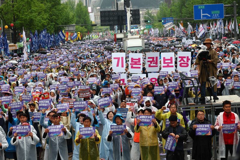 [서울=뉴시스] 김근수 기자 = 전국민주노동조합총연맹 조합원들이 1일 서울 중구 숭례문 인근에서 열린 제135회 세계노동절 대회에서 구호를 외치고 있다. 2025.05.01. ks@newsis.com