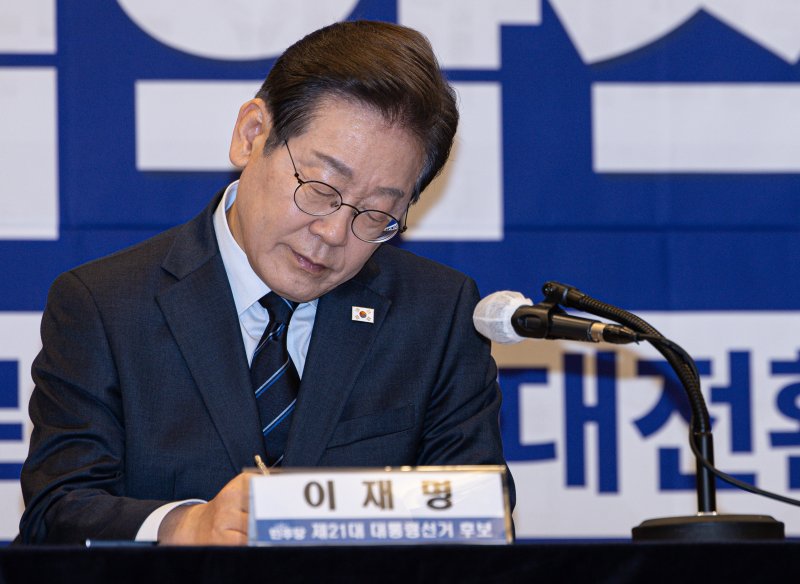 이재명 더불어민주당 대통령 후보가 1일 오후 서울 중구 프레스센터에서 열린 한국노총 정책협약식에서 메모를 하고 있다. 2025.5.1/뉴스1 ⓒ News1 이재명 기자
