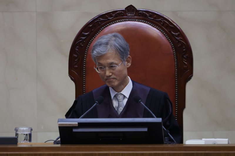 조희대 대법원장이 1일 오후 더불어민주당 이재명 대선 후보의 공직선거법 사건 전원합의체 선고를 위해 서울 서초구 대법원 대법정에 입장해 자리에 앉아 있다. 2025.5.1/뉴스1 ⓒ News1 사진공동취재단