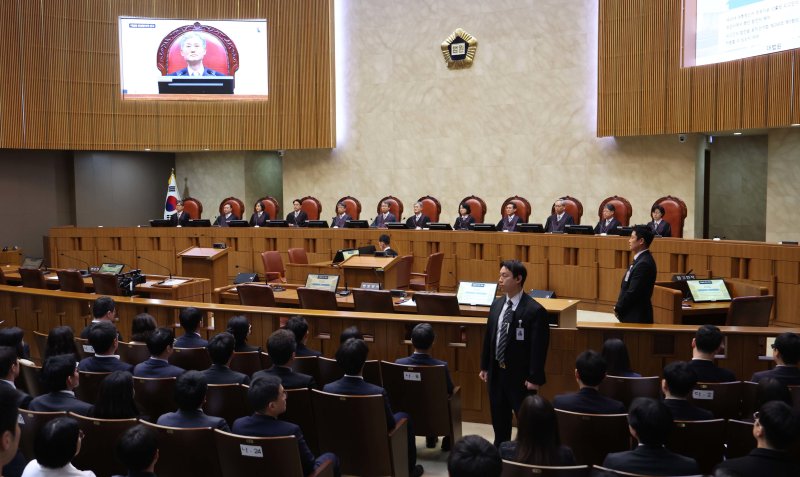 조희대 대법원장을 비롯한 대법관들이 1일 서울 서초구 대법원에서 이재명 더불어민주당 대통령 후보의 공직선거법 위반 사건과 관련한 전원합의체 선고를 위해 대심판정에 착석해 있다. 2025.5.1/뉴스1 ⓒ News1 사진공동취재단