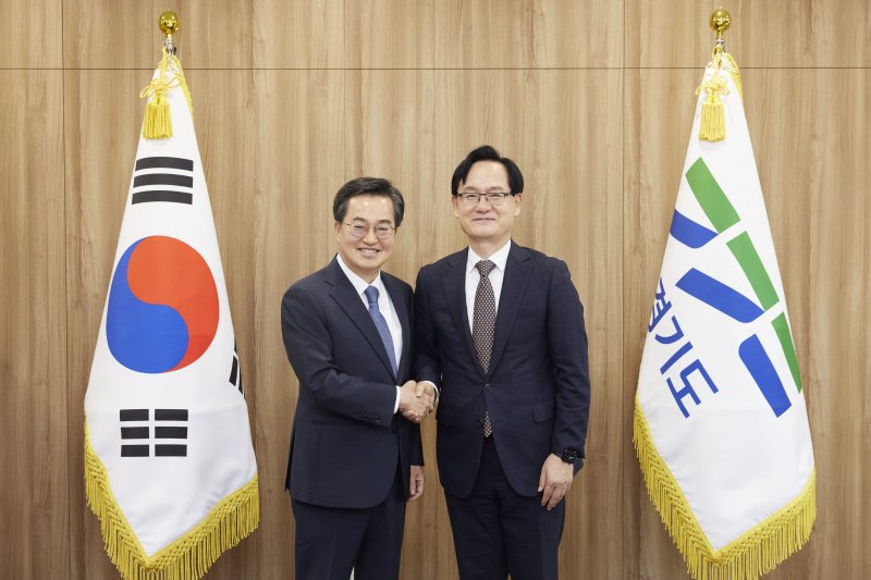 김동연 경기도지사와 오후석 경기도평생교육진흥원장.(경기도 제공, 재판매 및 DB 금지)