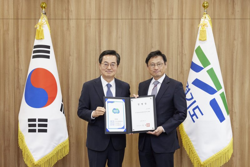 김동연 경기도지사와 오후석 경기도평생교육진흥원장.(경기도 제공, 재판매 및 DB 금지)