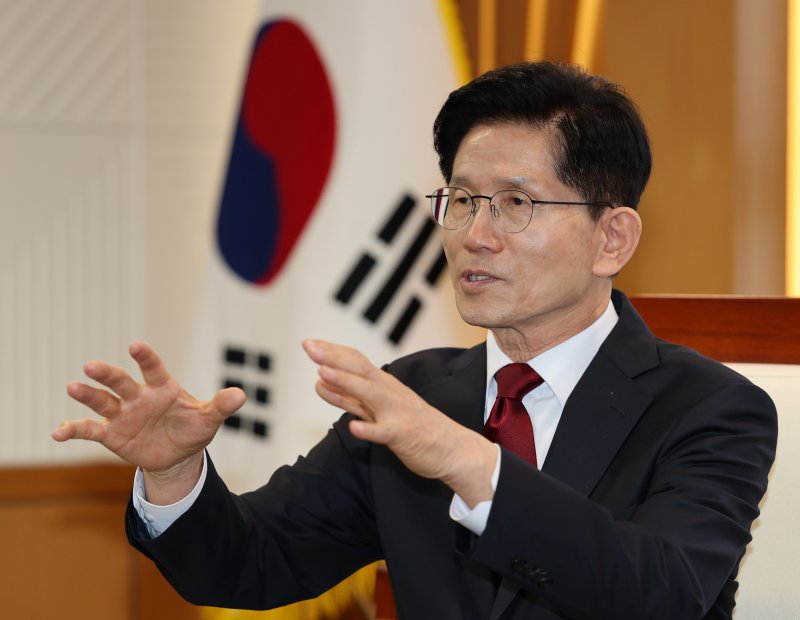 김문수 국민의힘 대선 경선 후보가 1일 충남도청을 방문해 김태흠 도지사와 면담을 갖고 있다. 뉴스1