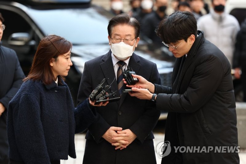 질문에 답하는 이재명 (출처=연합뉴스)