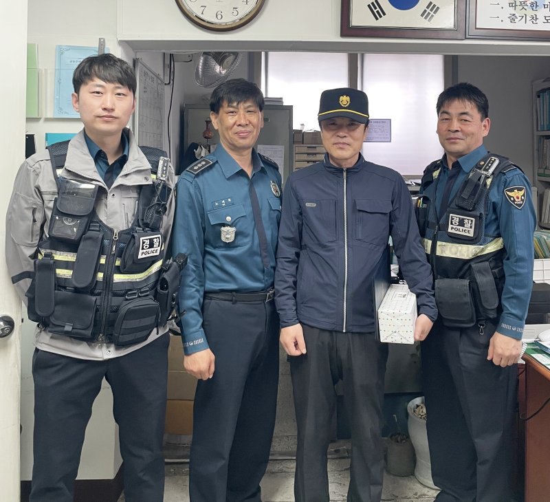 감사장 수여 사진. 오른쪽 두 번째 안병욱 씨(청주청원경찰서 제공. 재판매 및 DB금지)/뉴스1