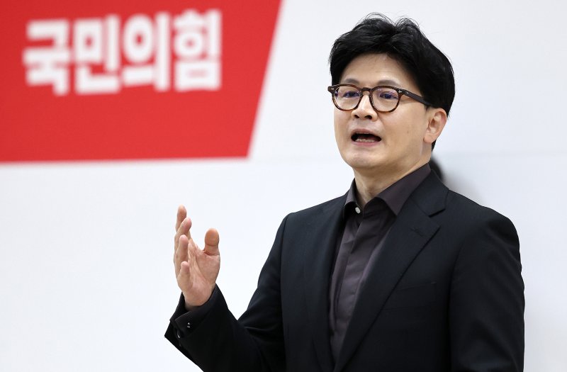 [대구=뉴시스] 이무열 기자 = 한동훈 제21대 대통령 선거 국민의힘 경선 후보가 1일 대구 수성구 국민의힘 대구시당에서 열린 당직자 간담회에 참석해 발언을 하고 있다. 2025.05.01. lmy@newsis.com