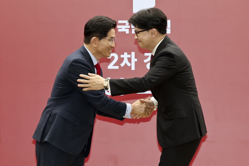 국민의힘 김문수, 한동훈 대선 경선 후보가 23일 서울 여의도 국민의힘 중앙당사에서 열린 2차 경선 토론회 미디어데이에서 포옹하고 있다. 2025.4.23/뉴스1 ⓒ News1 국회사진취재단