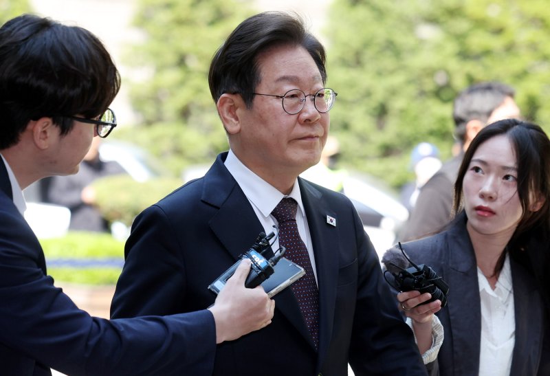 [서울=뉴시스] 추상철 기자 = 이재명 더불어민주당 제21대 대통령 선거 후보가 29일 오전 서울 서초구 서울중앙지방법원에서 '대장동 배임 및 성남FC 뇌물 의혹' 혐의와 관련 공판에 출석하고 있다. 2025.04.29. scchoo@newsis.com /사진=뉴시스
