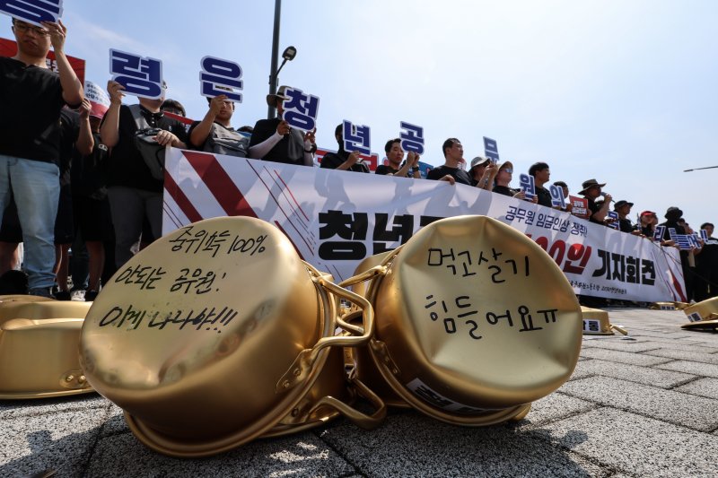[서울=뉴시스] 김근수 기자 = 전국공무원노동조합 2030청년위원회 조합원들이 6일 오후 서울 용산구 대통령실 앞에서 열린 '2024 청년 공무원 100인 기자회견'에서 구호를 외치고 있다. 2024.08.06. ks@newsis.com