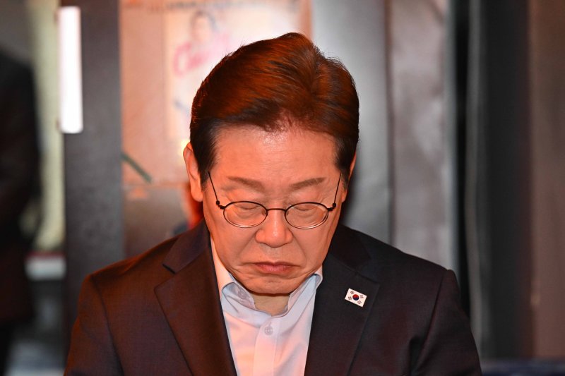 이재명 더불어민주당 대통령 후보가 1일 오후 서울 종로구 한 음식점에서 열린 '민생시리즈2' 비전형 노동자 간담회에서 생각에 잠겨 있다. (공동취재) 2025.5.1/뉴스1 ⓒ News1 이재명 기자