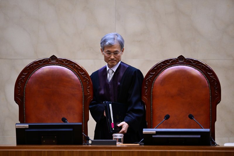 조희대 대법원장이 1일 오후 서울 서초구 대법원에서 이재명 더불어민주당 대통령 후보의 공직선거법 위반 사건 상고심 선고를 위해 입정하고 있다. 2025.5.1/뉴스1 ⓒ News1 사진공동취재단