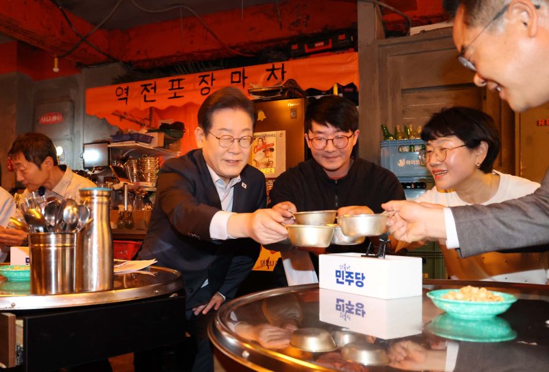 이재명 더불어민주당 대통령 후보가 1일 오후 서울 종로구 역전포장마차 종로종각점에서 열린 '민생시리즈2' 비전형 노동자 간담회에서 음료가 든 잔으로 건배를 하고 있다. (공동취재) 2025.5.1/뉴스1 ⓒ News1 이재명 기자